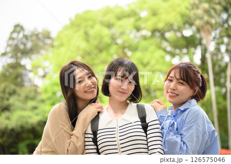 女性の観光旅行のワンシーン 126575046