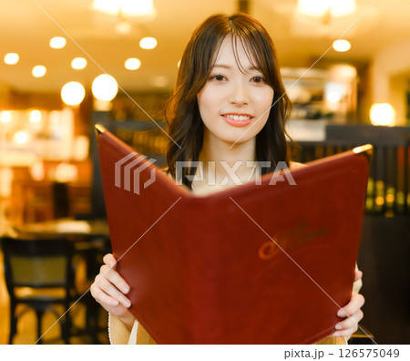 メニューブックを持つ女性 126575049