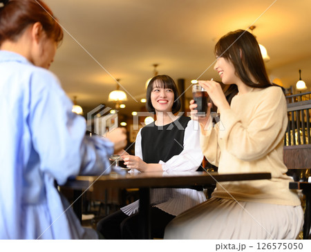 カフェで話す女性 126575050