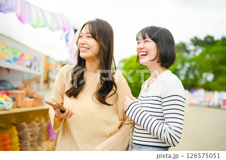 旅行をする女性のポートレート 126575051