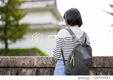 旅行をする女性のポートレート 126575053