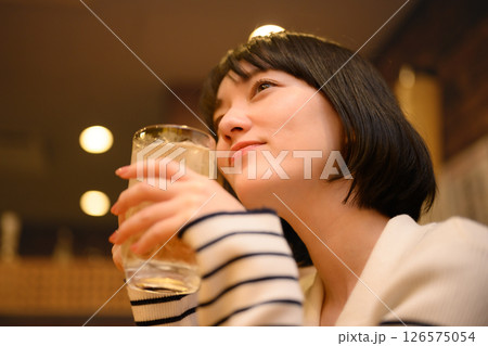 居酒屋でのワンシーン 126575054