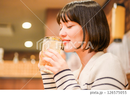 居酒屋でのワンシーン 居酒屋でのワンシーン 126575055