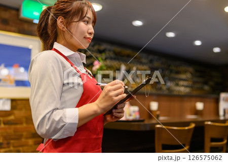 飲食店でお仕事 飲食店でお仕事 126575062
