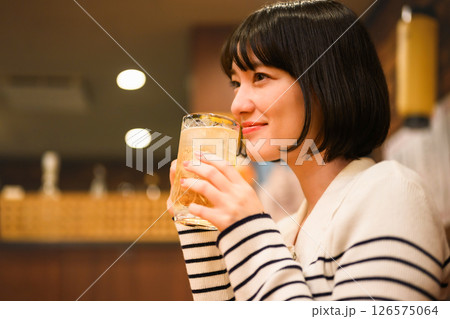 居酒屋でのワンシーン 126575064