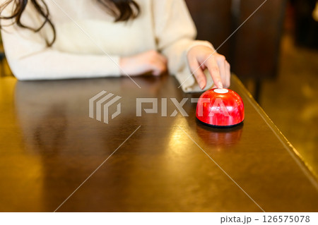 呼び出しベルを押す女性の手 呼び出しベルを押す女性の手 126575078