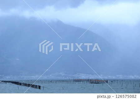 琵琶湖のえりと霞む湖西の山々 琵琶湖のえりと霞む湖西の山々 126575082