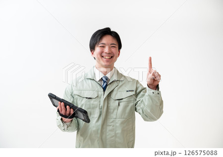 作業着姿の男性技術者 126575088