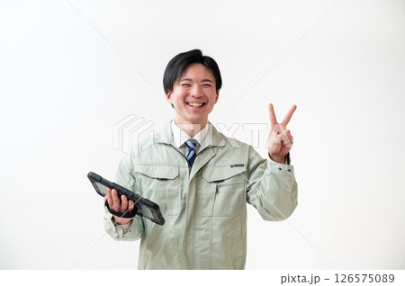 作業着姿の男性技術者 126575089