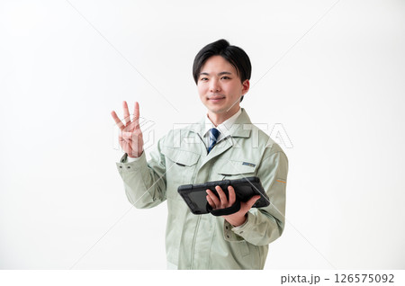 作業着姿の男性技術者 作業着姿の男性技術者 126575092