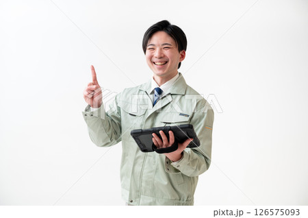 作業着姿の男性技術者 126575093