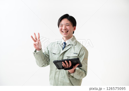 作業着姿の男性技術者 作業着姿の男性技術者 126575095