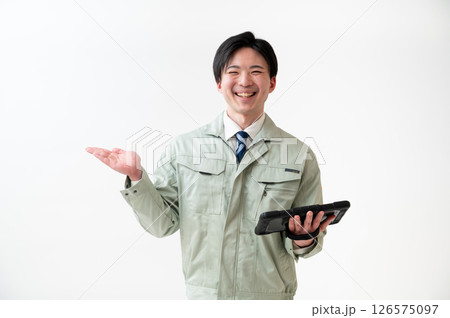 作業着姿の男性技術者 作業着姿の男性技術者 126575097