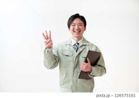 作業着姿の男性技術者 作業着姿の男性技術者 126575101