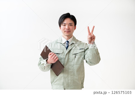 作業着姿の男性技術者 作業着姿の男性技術者 126575103