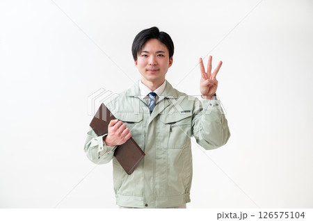 作業着姿の男性技術者 126575104