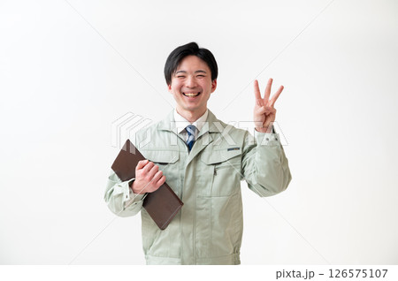 作業着姿の男性技術者 作業着姿の男性技術者 126575107