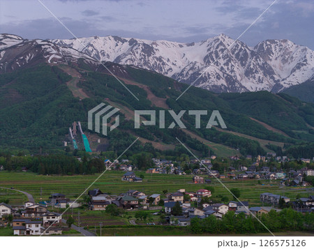 早朝の白馬連峰と新緑の白馬村　長野県白馬村（ドローンによる空撮） 126575126