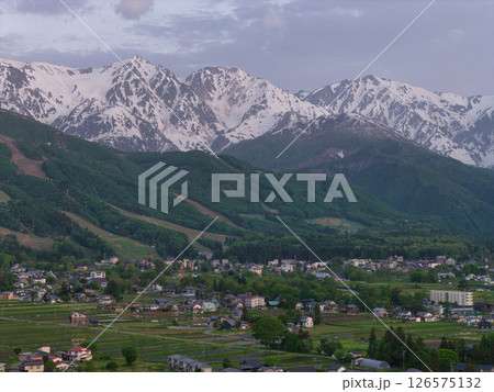 早朝の白馬三山と新緑の白馬村 長野県白馬村(ドローンによる空撮) 早朝の白馬三山と新緑の白馬村 長野県白馬村(ドローンによる空撮) 126575132