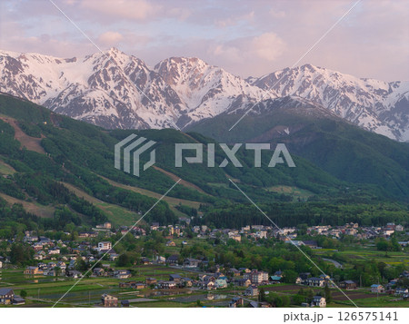 早朝の白馬三山と新緑の白馬村 長野県白馬村(ドローンによる空撮) 早朝の白馬三山と新緑の白馬村 長野県白馬村(ドローンによる空撮) 126575141