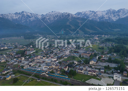 早朝の白馬連峰と新緑の白馬村 長野県白馬村(ドローンによる空撮) 早朝の白馬連峰と新緑の白馬村 長野県白馬村(ドローンによる空撮) 126575151