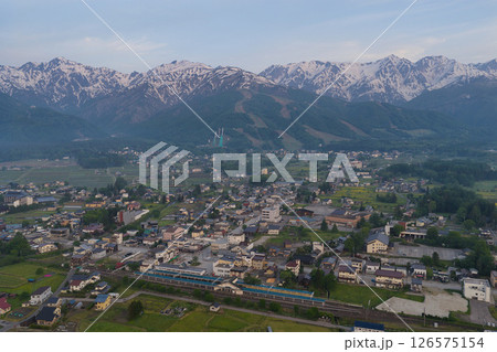 早朝の白馬連峰と新緑の白馬村 長野県白馬村(ドローンによる空撮) 早朝の白馬連峰と新緑の白馬村 長野県白馬村(ドローンによる空撮) 126575154