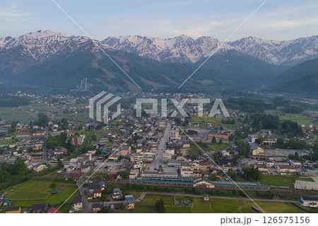 早朝の白馬連峰と新緑の白馬村　長野県白馬村（ドローンによる空撮） 126575156