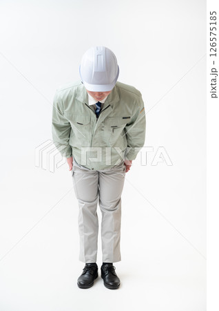 作業着姿の男性技術者 126575185