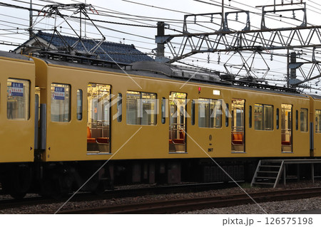 AM5時：南入曽車両基地より出庫準備中の西武新宿線2000系電車 126575198