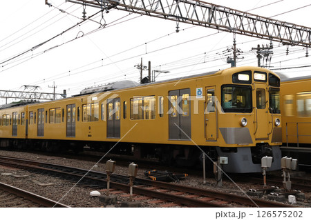 AM5時:南入曽車両基地より出庫準備中の西武新宿線2000系電車 AM5時:南入曽車両基地より出庫準備中の西武新宿線2000系電車 126575202