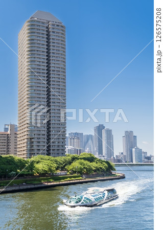 「東京都」隅田川を走る水上バス・ホタルナ　中央区 126575208