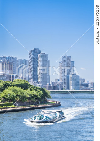 「東京都」隅田川を走る水上バス・ホタルナ 中央区 「東京都」隅田川を走る水上バス・ホタルナ 中央区 126575209