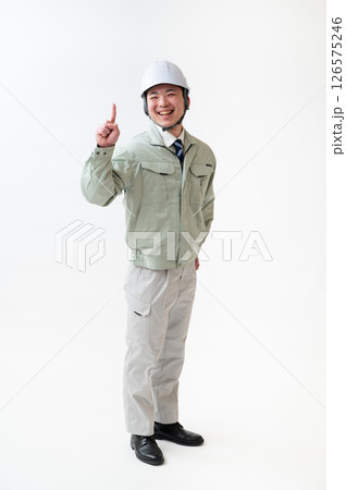 作業着姿の男性技術者 126575246
