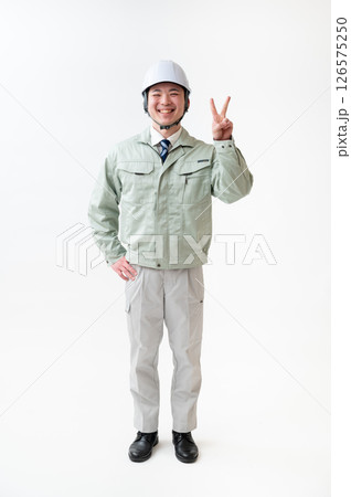 作業着姿の男性技術者 作業着姿の男性技術者 126575250