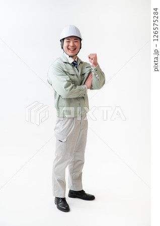 作業着姿の男性技術者 126575284