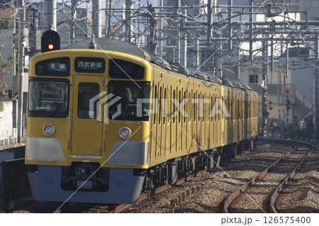 ［SS］西武新宿線2000系電車（各停：8両編成） 126575400