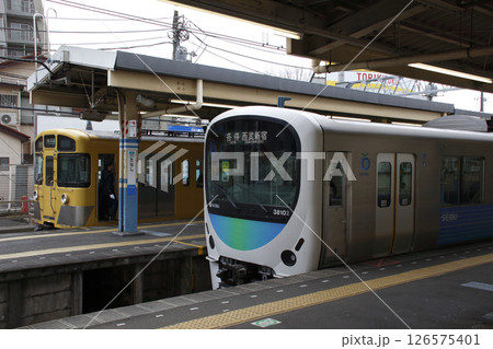 ［SS］西武新宿線2000系電車・30000系電車（田無駅） 126575401