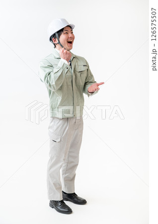 作業着姿の男性技術者 126575507