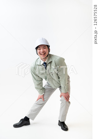 作業着姿の男性技術者 126575528