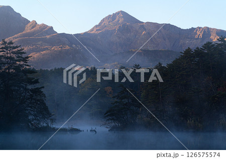 朝焼けに染まる磐梯山と朝靄に包まれる五色沼 126575574