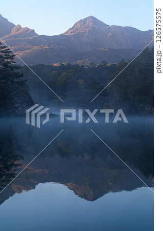 朝焼けに染まる磐梯山と朝靄に包まれる五色沼 126575575