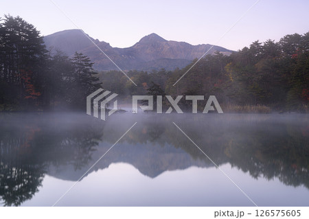 朝焼けに染まる磐梯山と朝靄に包まれる五色沼 126575605