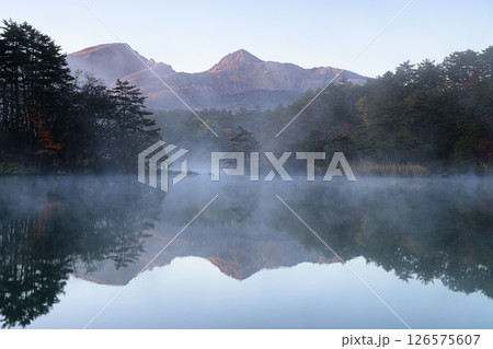朝焼けに染まる磐梯山と朝靄に包まれる五色沼 朝焼けに染まる磐梯山と朝靄に包まれる五色沼 126575607