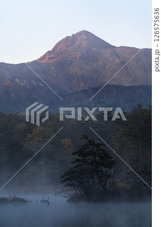 朝焼けに染まる磐梯山と朝靄に包まれる五色沼 126575636