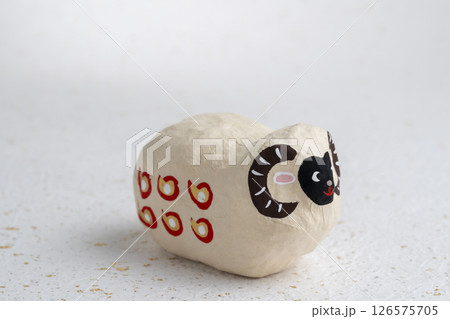 和紙の干支人形(未年)白背景 和紙の干支人形(未年)白背景 126575705