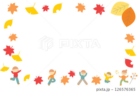 秋の紅葉を楽しむ子供たち 126576365