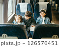 新幹線に乗る子供たち 126576451
