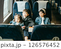 新幹線に乗る子供たち 126576452