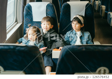 新幹線に乗る子供たち 126576452