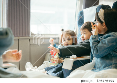 新幹線に乗る子供たち 126576453
